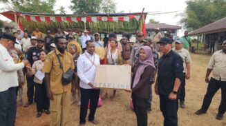 Bantuan Starlink diserahkan langsung oleh Gubernur Papua Selatan Dr. Ir. Apolo Safanpo, kepada perwakilan sekolah. Foto: Bataspapua.com/Ist