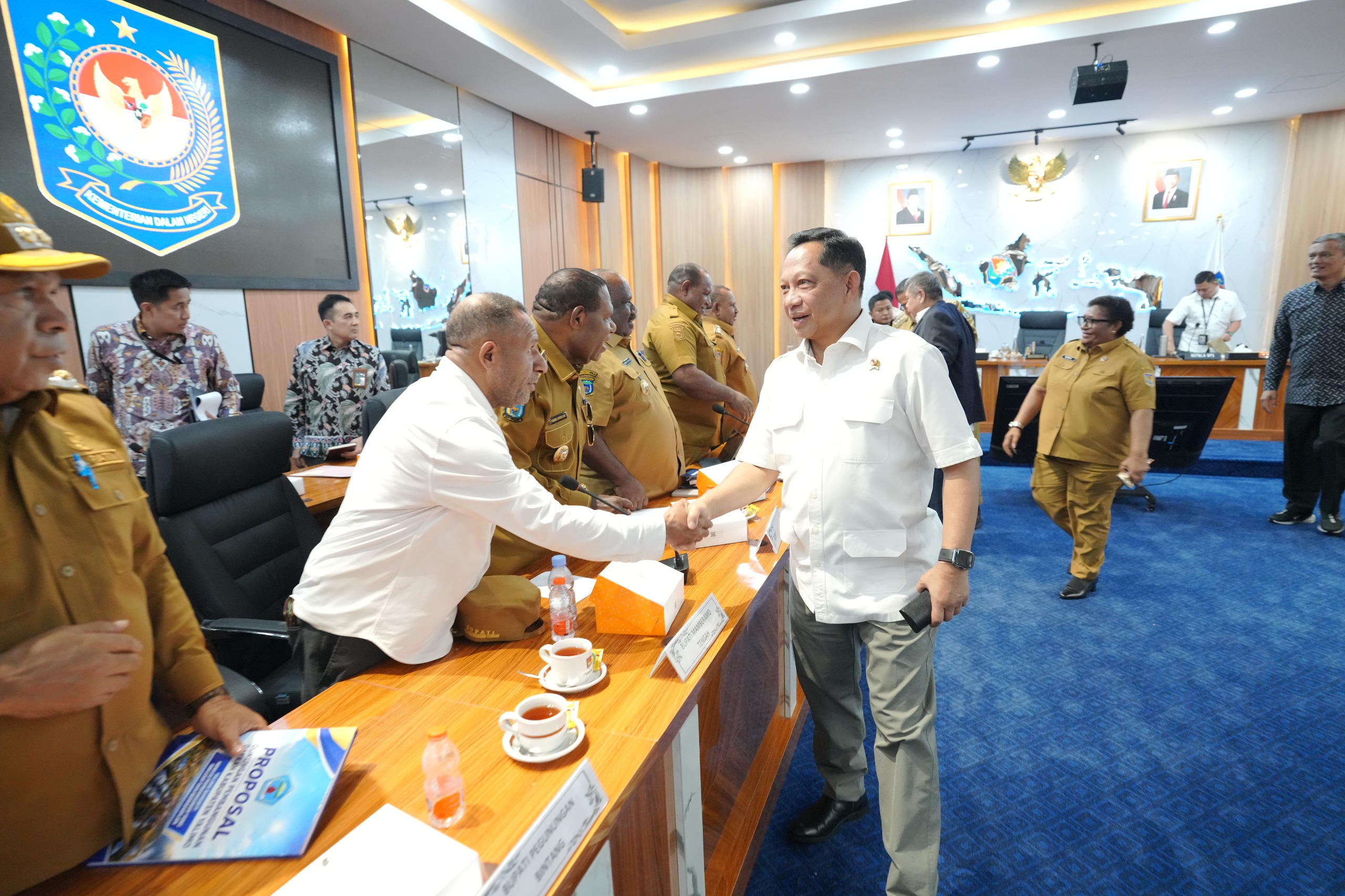 Bupati Pegunungan Bintang, Spei Yan Bidana bersalaman bersama Menteri dalam Negeri, Tito Karnavian. (Foto Dok: BatasPapua.com)