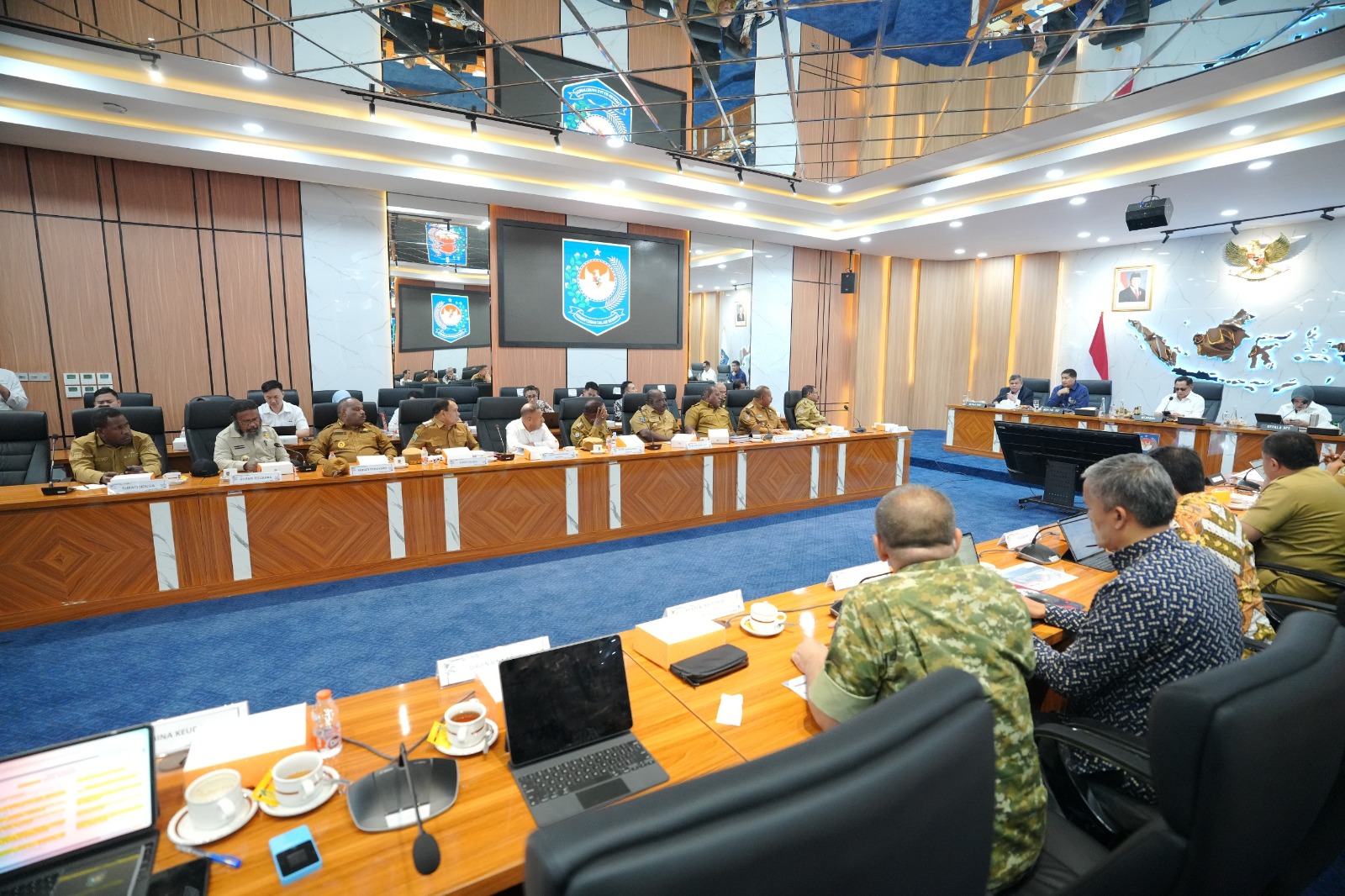 Bupati Pegunungan Bintang, Spei Yan Bidana hadir dalam rapat rencana pembangunan 2.200 unit rumah di Provinsi Papua Pegunungan bersama Gubernur Papua Pegunungan dan seluruh bupati se-Provinsi Papua Pegunungan di Kantor Pusat Kementerian Dalam Negeri . (Foto Dok: BatasPapua.com)