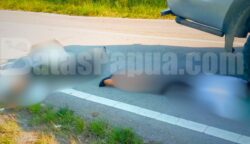 Tampak 3 warga sipil tergeletak di jalan raya, diduga korban penembakan OTK di Distrik Muliama, Kabupaten Jayawijaya, Provinsi Papua Pegunungan. Foto: Bataspapua.com/Ist