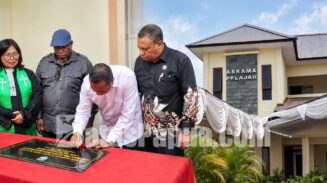 Gubernur Papua Selatan Apolo Safanpo didamapingi Ketua MRP Papua Selatan Damianus Katayu dan Ketua Klasis GKI Merauke, Pdt. Hetty Lumowa, meresmikan gedunag Asrama pelajar dan mahasiswa di Merauke. Foto: Bataspapua.com/Jam's