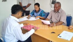 Ketua MRP Papua Selatan, Damianus Katayu, turun langsung melakukan verifikasi peserta seleksi IPDN di Merauke, Papua Selatan. Foto: Bataspapua.com/Jam's