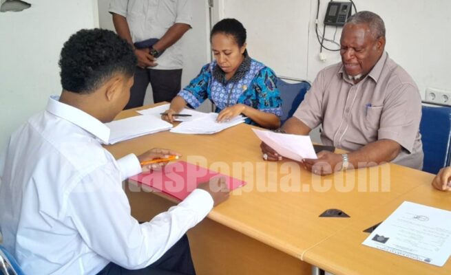 Ketua MRP Papua Selatan, Damianus Katayu, turun langsung melakukan verifikasi peserta seleksi IPDN di Merauke, Papua Selatan. Foto: Bataspapua.com/Jam's