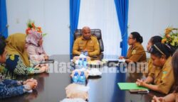 Gubernur Papua Matius D. Fakhiri melakukan pertemuan bersama Dinas Pemberdayaan Perempuan, Perlindungan Anak, Pengendalian Penduduk, dan Keluarga Berencana (DP3AP2KB) Provinsi Papua. Foto: Bataspapua.com/Ist