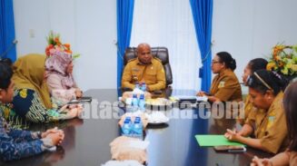 Gubernur Papua Matius D. Fakhiri melakukan pertemuan bersama Dinas Pemberdayaan Perempuan, Perlindungan Anak, Pengendalian Penduduk, dan Keluarga Berencana (DP3AP2KB) Provinsi Papua. Foto: Bataspapua.com/Ist