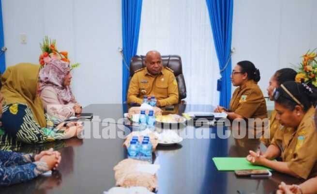 Gubernur Papua Matius D. Fakhiri melakukan pertemuan bersama Dinas Pemberdayaan Perempuan, Perlindungan Anak, Pengendalian Penduduk, dan Keluarga Berencana (DP3AP2KB) Provinsi Papua. Foto: Bataspapua.com/Ist