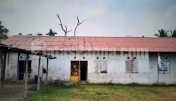 Tampak satu bangunan sekolah PAUD di tengah kota Tanah Merah, kabupaten Boven Digoel dalam kondisi rusak dan terbengkalai tanpa adanya perbaikan. Foto: Bataspapua.com/Jamal