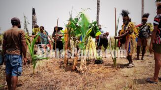 Masyarakat adat Marind yang tergabung dalam komunitas PAYA melakukan ritual adat permohonan maaf kepada tanah atau leluhur mereka di Kampung Alatep, Distrik Okaba, Kabupaten Meruake, Papua Selatan. Foto: Bataspapua.com/Jamal