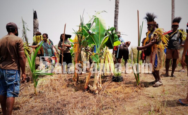 Masyarakat adat Marind yang tergabung dalam komunitas PAYA melakukan ritual adat permohonan maaf kepada tanah atau leluhur mereka di Kampung Alatep, Distrik Okaba, Kabupaten Meruake, Papua Selatan. Foto: Bataspapua.com/Jamal