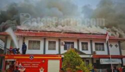 Tampak kepulan asap bersumber dari gedung Lapas kelas II B Merauke. Foto: Bataspapua.com/Jam's
