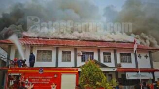 Tampak kepulan asap bersumber dari gedung Lapas kelas II B Merauke. Foto: Bataspapua.com/Jam's