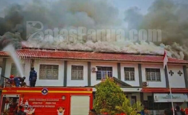 Tampak kepulan asap bersumber dari gedung Lapas kelas II B Merauke. Foto: Bataspapua.com/Jam's