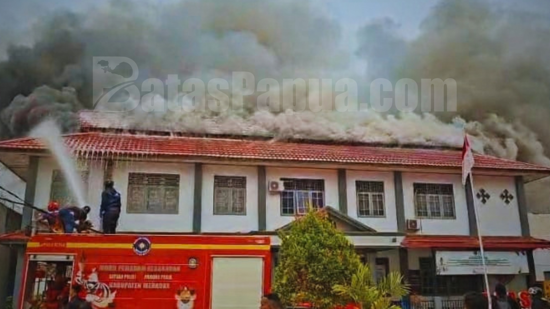 Tampak kepulan asap bersumber dari gedung Lapas kelas II B Merauke. Foto: Bataspapua.com/Jam's