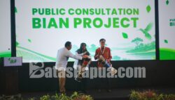 Presiden Direktur PT BIA Kong Byoung Sun, Wakil Bupati Merauke Fauzun Nihayah, Kepala BBKSDA Papua Johni Santosa, membuka acara BIAN Project PT BIA di Merauke. Foto: Bataspapua.com/Jam's