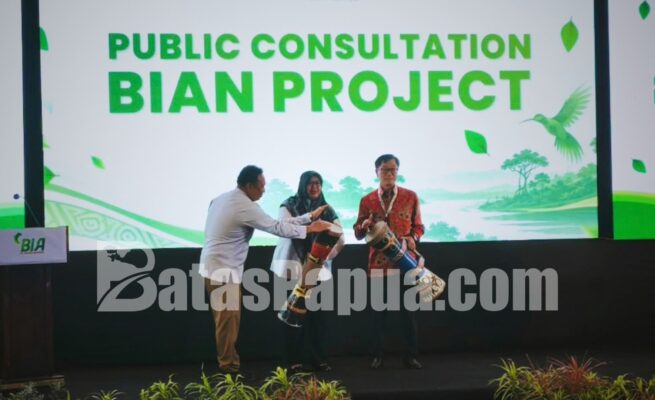 Presiden Direktur PT BIA Kong Byoung Sun, Wakil Bupati Merauke Fauzun Nihayah, Kepala BBKSDA Papua Johni Santosa, membuka acara BIAN Project PT BIA di Merauke. Foto: Bataspapua.com/Jam's