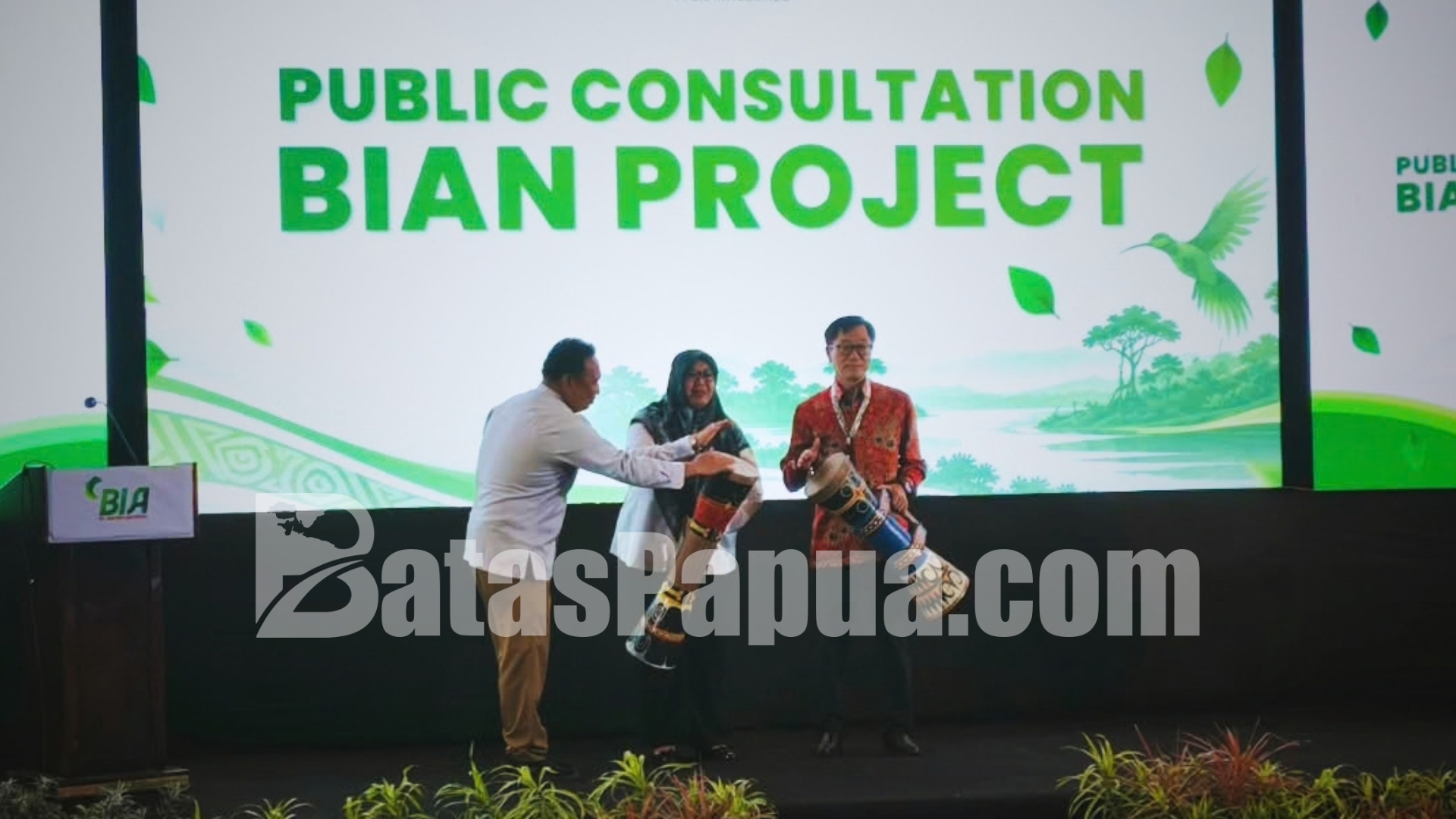 Presiden Direktur PT BIA Kong Byoung Sun, Wakil Bupati Merauke Fauzun Nihayah, Kepala BBKSDA Papua Johni Santosa, membuka acara BIAN Project PT BIA di Merauke. Foto: Bataspapua.com/Jam's