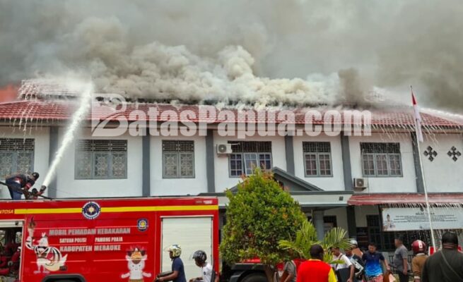 Kerusuhan yang berujung pada pembakaran gedung kantor Lembaga Pemasyarakatan (Lapas) Kelas IIB Merauke, Papua Selatan, Jumat (9/10/2026). Foto: Bataspapua.com/Ist