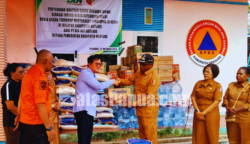 PT Bio Inti Agrindo (BIA) menyalurkan bantuan bahan makanan (bama) kepada Pemerintah Kabupaten Merauke diterima langsung oleh Bupati Merauke Yoseph Bladib Gebze. Foto: Bataspapua.com/Jam's