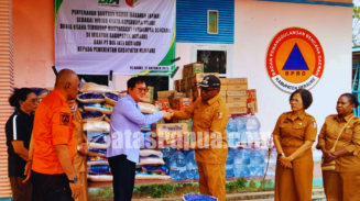 PT Bio Inti Agrindo (BIA) menyalurkan bantuan bahan makanan (bama) kepada Pemerintah Kabupaten Merauke diterima langsung oleh Bupati Merauke Yoseph Bladib Gebze. Foto: Bataspapua.com/Jam's