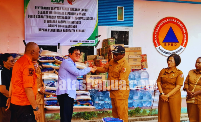 PT Bio Inti Agrindo (BIA) menyalurkan bantuan bahan makanan (bama) kepada Pemerintah Kabupaten Merauke diterima langsung oleh Bupati Merauke Yoseph Bladib Gebze. Foto: Bataspapua.com/Jam's