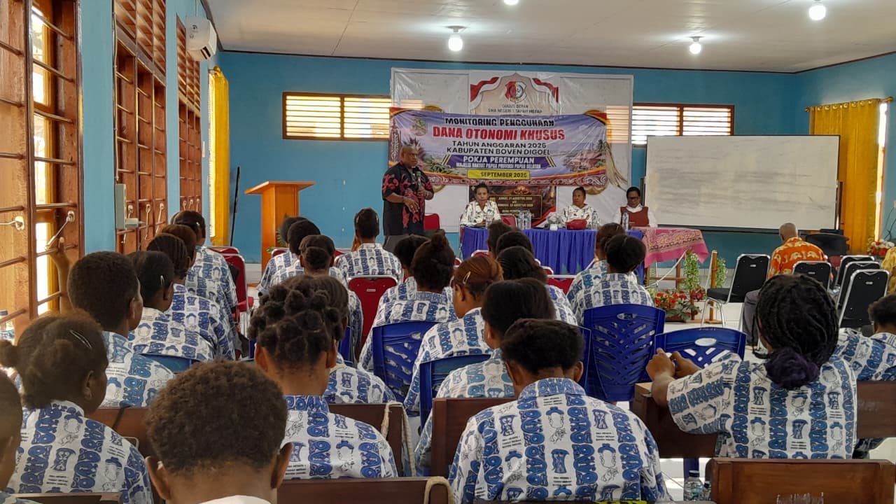 MRP Papua Selatan dari pokja Perempuan lakukan monitoring di SMA N 1 Tanah Merah, Boven Digoel, Papua Selatan, Rabu (30/9/2026). Foto: Bataspapua.com/Jamal