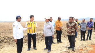Gubernur Papua Selatan, Apolo Safanpo, turun langsung meninjau progres pembangunan dan peningkatan jalan provinsi pada ruas Rawasari–Kumbe, Kamis (8/10/2026). Foto: Bataspapua.com/Istimewa