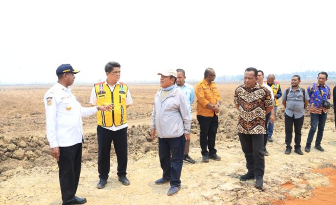 Gubernur Papua Selatan, Apolo Safanpo, turun langsung meninjau progres pembangunan dan peningkatan jalan provinsi pada ruas Rawasari–Kumbe, Kamis (8/10/2026). Foto: Bataspapua.com/Istimewa