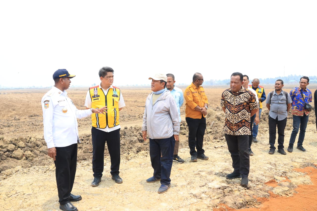 Gubernur Papua Selatan, Apolo Safanpo, turun langsung meninjau progres pembangunan dan peningkatan jalan provinsi pada ruas Rawasari–Kumbe, Kamis (8/10/2026). Foto: Bataspapua.com/Istimewa
