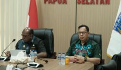 Sekda Papua Selatan, Ferdinandus Kainakaimu didampingi Asisten 1 Setda Papua Selatan, Agustinus Joko Guritno