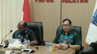 Sekda Papua Selatan, Ferdinandus Kainakaimu didampingi Asisten 1 Setda Papua Selatan, Agustinus Joko Guritno