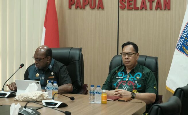 Sekda Papua Selatan, Ferdinandus Kainakaimu didampingi Asisten 1 Setda Papua Selatan, Agustinus Joko Guritno