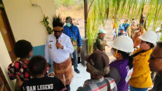 Bupati Merauke, Yoseph Bladib Gebze, menyerahkan 3 unit rumah layak huni masyarakat di kampung Yanggandur, Distrik Sota, Kabupaten Merauke, Papua Selatan. Foto: Bataspapua.com/Ist