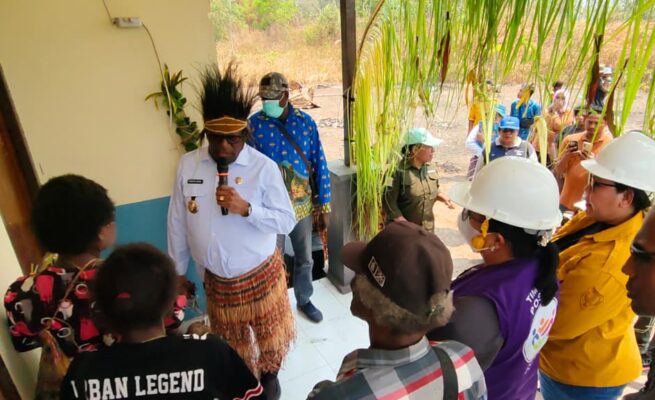 Bupati Merauke, Yoseph Bladib Gebze, menyerahkan 3 unit rumah layak huni masyarakat di kampung Yanggandur, Distrik Sota, Kabupaten Merauke, Papua Selatan. Foto: Bataspapua.com/Ist