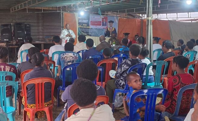 Pertemuan masyarakat bersama Ketua MRP Papua Selatan, Damianus Katayu di kampung Sermayam. Foto: Bataspapua.com/Ist