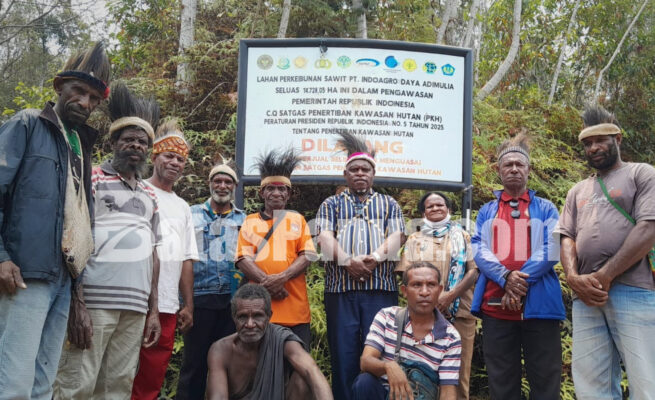 Ketua MRP Papua Selatan, Damianus Katayu bersama 9 marga pemilik lahan adat di Kampung Miri, Kabupaten Boven Digoel. Foto: Bataspapua.com/Jam's