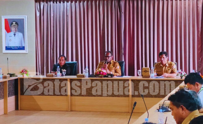 Rapat koordinasi penanganan karhutla di Ruang Rapat Winai, Kantor Bupati Merauke, Selasa (20/10/2026). Foto: Bataspapua.com/Ist